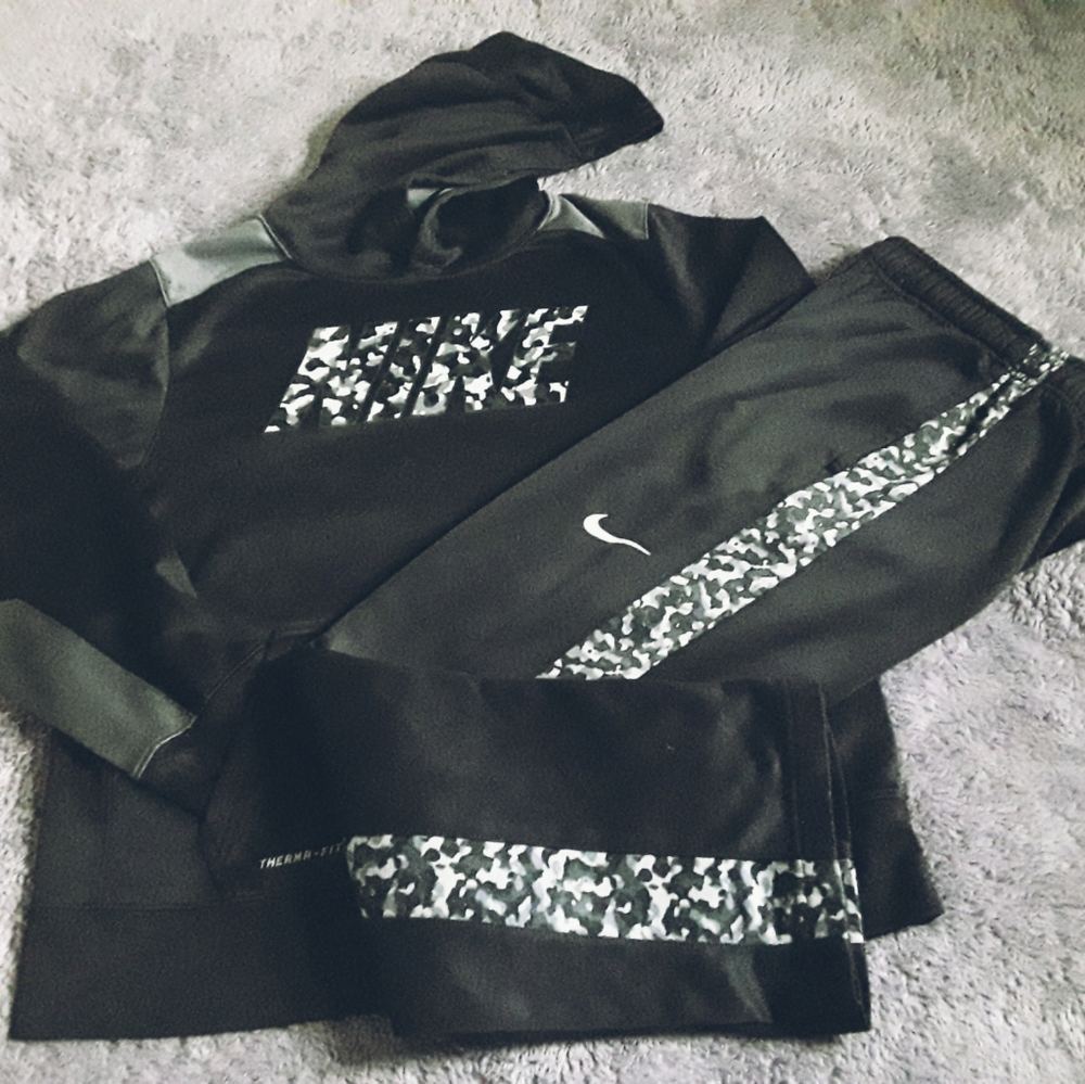 Boy's Nike sweatshirt w/matching pants*DESCRIPTION